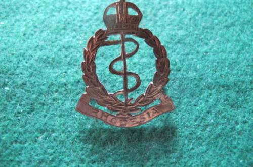 RHODESIA -  WWII. - RHODESIAN ARMY  MEDICAL CORPS  -  BRASS CAP  - KEAYS ?