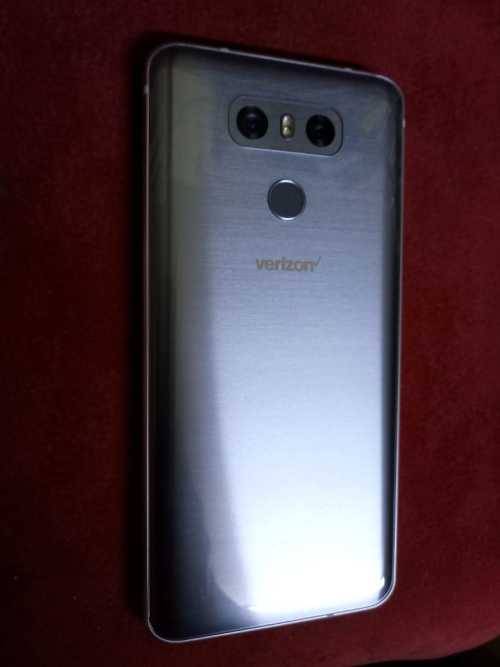 LG G6 - immaculate (with wireless charger) FREE COURIER included.
