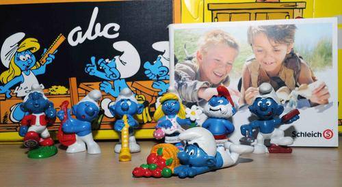 Lot of 7 NEW and MINT Schleich Smurfs and Schleich 2011 catalogue