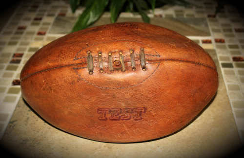 Vintage leather Rugby Ball en very good condition with Bladder can be inflated 126x170mm