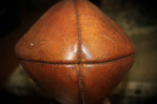 Vintage leather Rugby Ball en very good condition with Bladder can be inflated 126x170mm