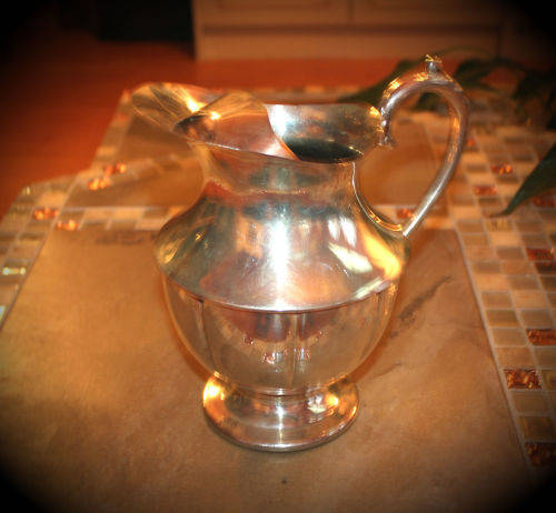 Vintage Victorian plate Jug made in Canada 610g  210x210x150mm bottom damaged