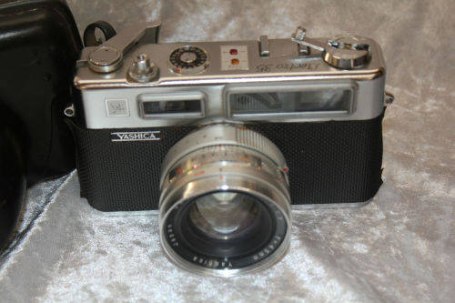 Vintage 1960's Yashica Electro 35 Camera with case Japan -slight dent on lens rim- need battery