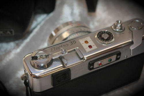 Vintage 1960's Yashica Electro 35 Camera with case Japan -slight dent on lens rim- need battery