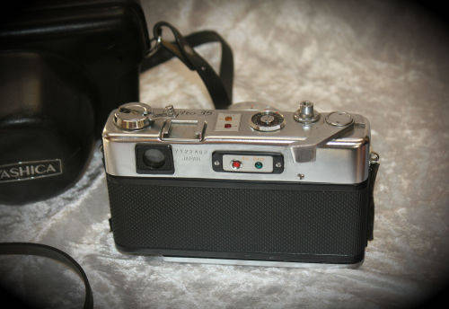 Vintage 1960's Yashica Electro 35 Camera with case Japan -slight dent on lens rim- need battery