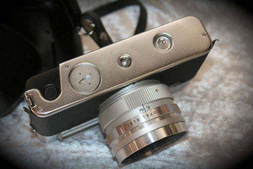 Vintage 1960's Yashica Electro 35 Camera with case Japan -slight dent on lens rim- need battery