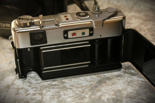 Vintage 1960's Yashica Electro 35 Camera with case Japan -slight dent on lens rim- need battery