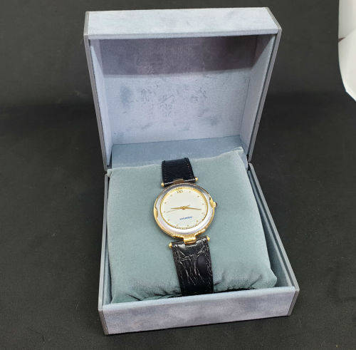 Hyundai Quartz Watch with leather strap- Boxed -Look unused ..needs Battery