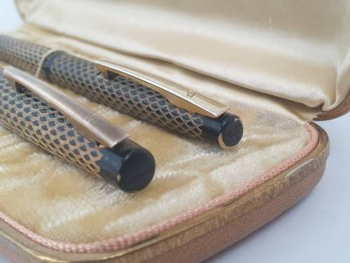 1970's Lady 904 Sheaffer Fountain Pen (No Converter) & Ball pen (no refill) in Metal Sheaffer case