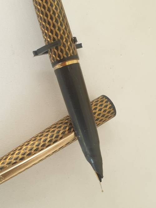 1970's Lady 904 Sheaffer Fountain Pen (No Converter) & Ball pen (no refill) in Metal Sheaffer case