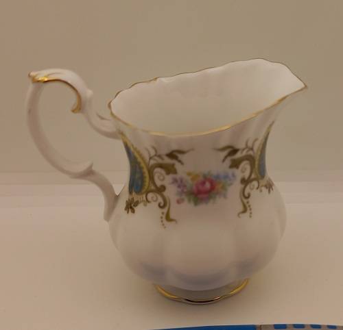 Vintage Royal Albert Berkeley coffee Creamer 90x110x70mm (Hairline Crack )