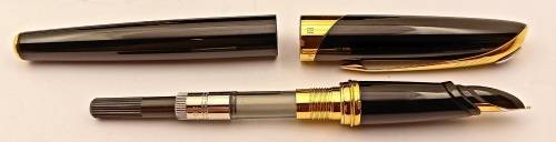 Unused Black Ellipse Parker Fountain Pen with 18kt Gold 750  Medium Nib in Box -Made in France