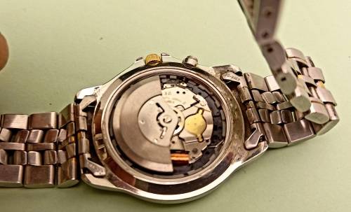 Vintage Seiko Kinetic Automatic watch 5M63A Movement -Runs then stops.- Lens chipped