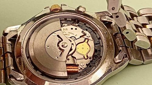 Vintage Seiko Kinetic Automatic watch 5M63A Movement -Runs then stops.- Lens chipped