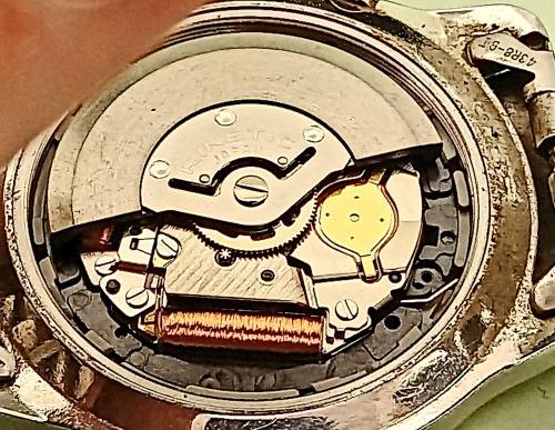 Vintage Seiko Kinetic Automatic watch 5M63A Movement -Runs then stops.- Lens chipped