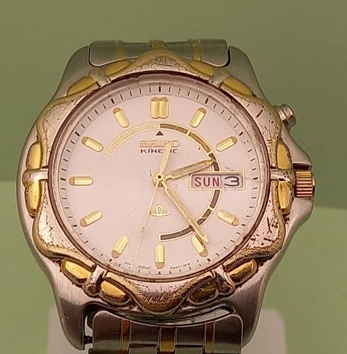 Vintage Seiko Kinetic Automatic watch 5M63A Movement -Runs then stops.- Lens chipped