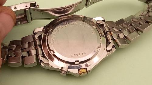 Vintage Seiko Kinetic Automatic watch 5M63A Movement -Runs then stops.- Lens chipped