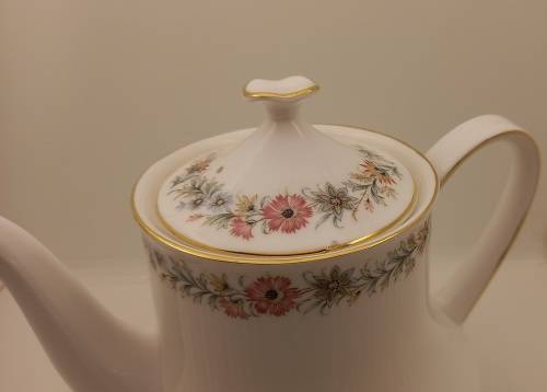 Vintage Paragon BELINDA Stoke-on-Trent Teapot-By Appointment to the Queen-Lid has a chip