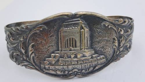 Vintage Voortrekker Monument napkin ring (could be silver) 70x30x35mm