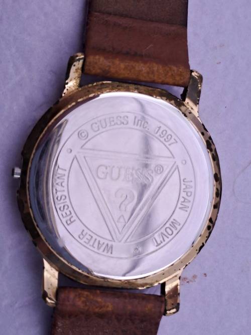 Pre-Owned Guess watch (working but HAS NO GROWN)