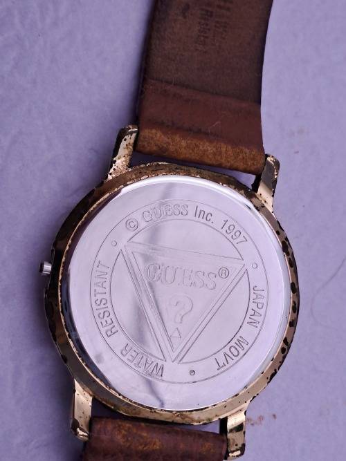 Pre-Owned Guess watch (working but HAS NO GROWN)
