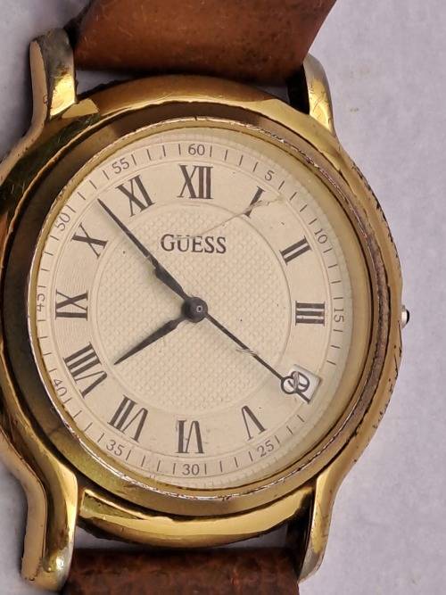 Pre-Owned Guess watch (working but HAS NO GROWN)