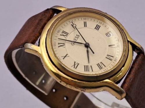 Pre-Owned Guess watch (working but HAS NO GROWN)