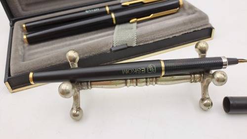 Pre-owned 3 Vintage Black and Gold Parkers Fountain Pen, 2 x Rollerballs Branded in Case