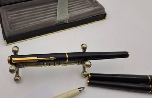Pre-owned 3 Vintage Black and Gold Parkers Fountain Pen, 2 x Rollerballs Branded in Case