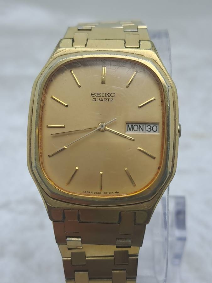 Pre-owned Vintage 1980 Seiko 5933-5010 Mens Quarts watch 010557-Working -strap link need repairs