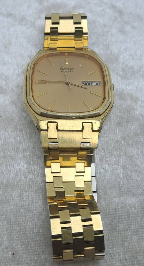 Pre-owned Vintage 1980 Seiko 5933-5010 Mens Quarts watch 010557-Working -strap link need repairs