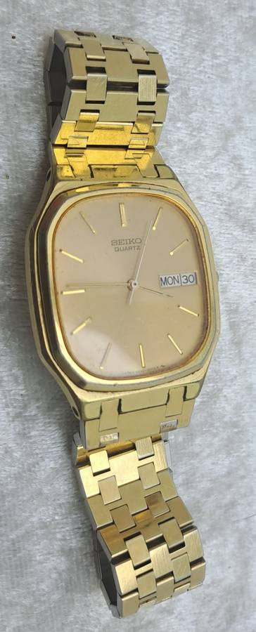 Pre-owned Vintage 1980 Seiko 5933-5010 Mens Quarts watch 010557-Working -strap link need repairs