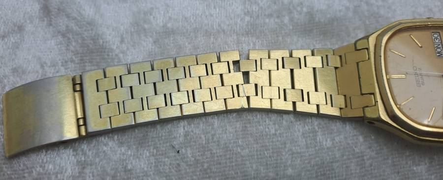 Pre-owned Vintage 1980 Seiko 5933-5010 Mens Quarts watch 010557-Working -strap link need repairs