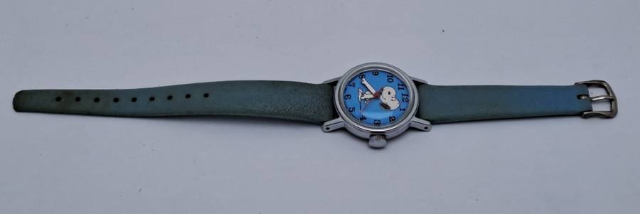 Vintage 1970`s United Feature Syndicate Snoopy Mechanical Kids watch -Working.