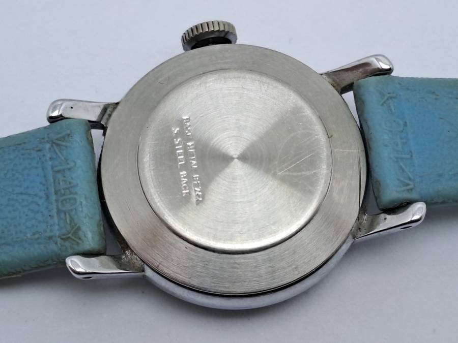 Vintage 1970`s United Feature Syndicate Snoopy Mechanical Kids watch -Working.