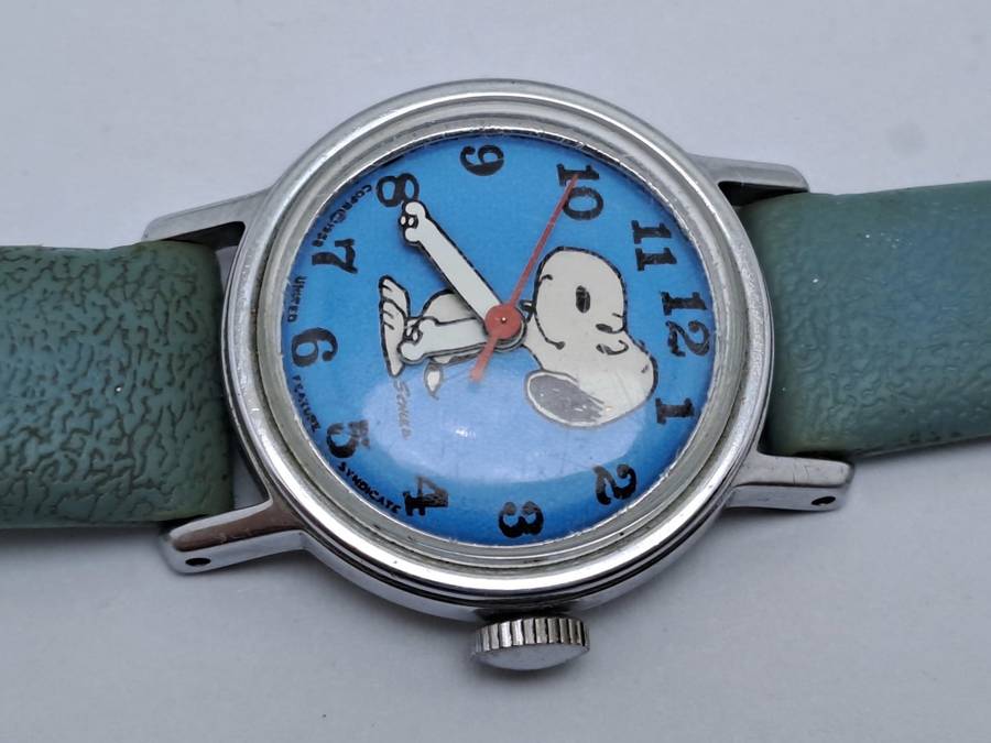 Vintage 1970`s United Feature Syndicate Snoopy Mechanical Kids watch -Working.