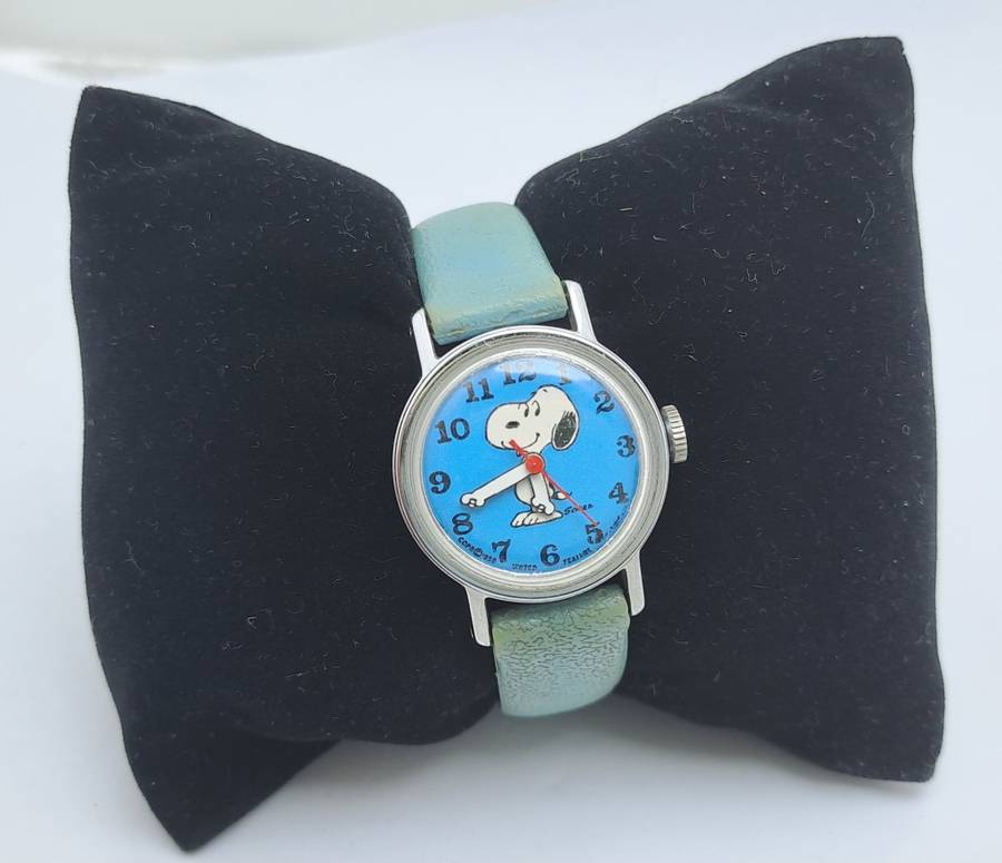 Vintage 1970`s United Feature Syndicate Snoopy Mechanical Kids watch -Working.