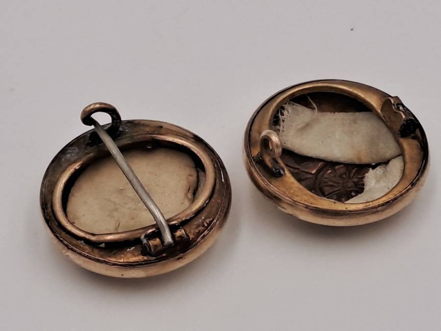 2 Original WW1 Royal Artillery Regiment Tunic Buttons- 26mm-one is missing the pin