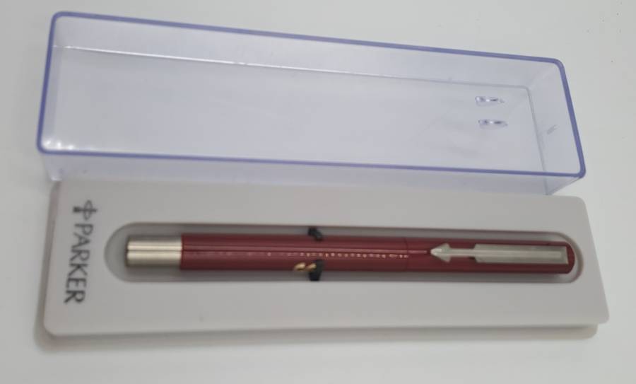 Pre-owned 2008 Parker Arrow Maroon Rollerball Pen  ..  In case , Ink still ok
