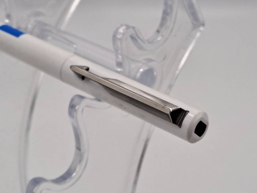 Parker Vector STD RB White Medium Blue G.B.X in case with Alpha Logo (Rollerball)