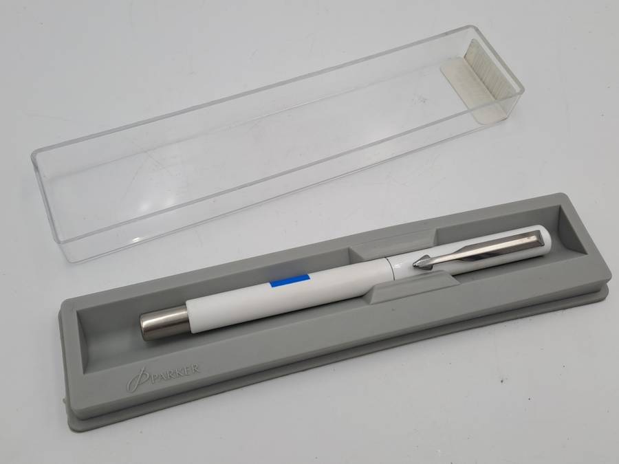Parker Vector STD RB White Medium Blue G.B.X in case with Alpha Logo (Rollerball)