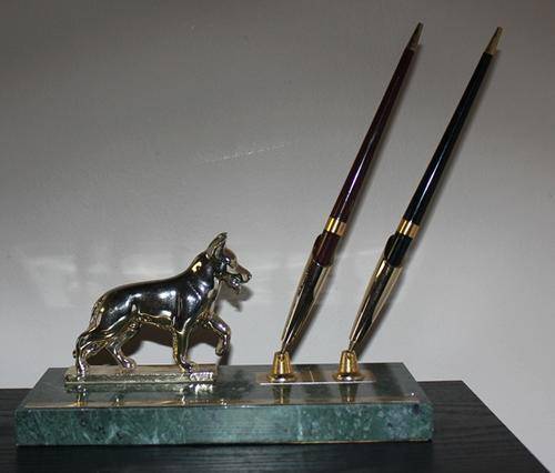 CRAZY R1 Start!!! A Lovely Marble Pen stand with 2 Pens (need ink) with Brass Dog -  see photo's