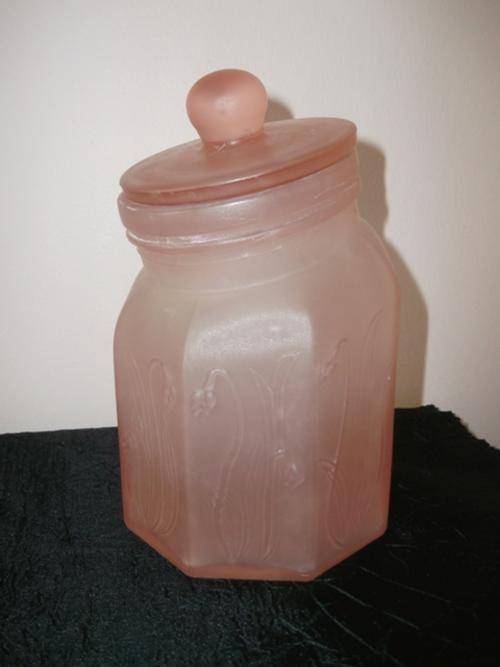 R1 Start!!!! A Lovely Glass Jug with Lid (very Tiny chip on the lid) 200mm 935g -see photo's