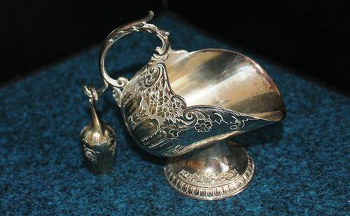 a Silver Plated Sugar Bowl and Spoon (plating not so good) 365g - 165mmx190mmx90mm