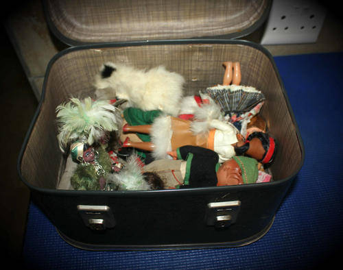 A vintage case 215x350x250mm with collection of 15 very old Dolls - some damaged  see photo's