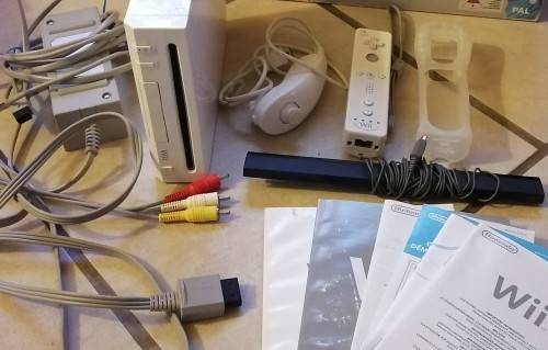 Nintendo Wii console with all cables, sensor bar, controller and nunchuck for sale
