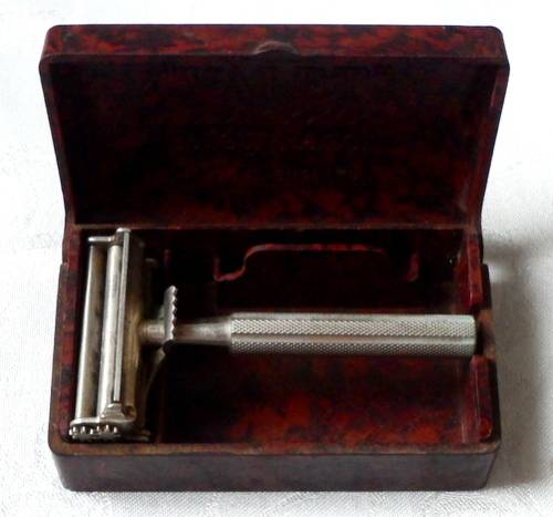 VINTAGE VALET AUTO-STROP SAFETY RAZOR IN BAKELITE BOX