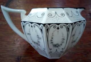 SHELLEY **RARE** 1925-1945 QUEEN ANN BLACK FLORAL GARLAND 1 X MILK JUG 135 X 80 MM