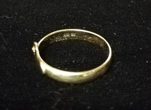 9CT GOLD BUCKLE  RING TOTAL WEIGHT 1.8 GRAMS SIZE M1/2