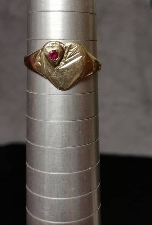 9CT GOLD HEART RING WITH GARNET TOTAL WEIGHT 1.7 GRAMS SIZE M